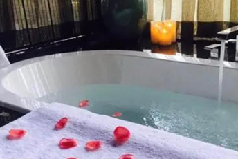 重庆水疗池中的失重冥想:当身体学会漂浮